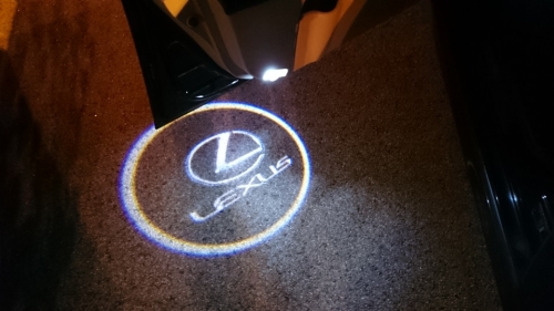 Штатная подсветка дверей с лого. Lexus